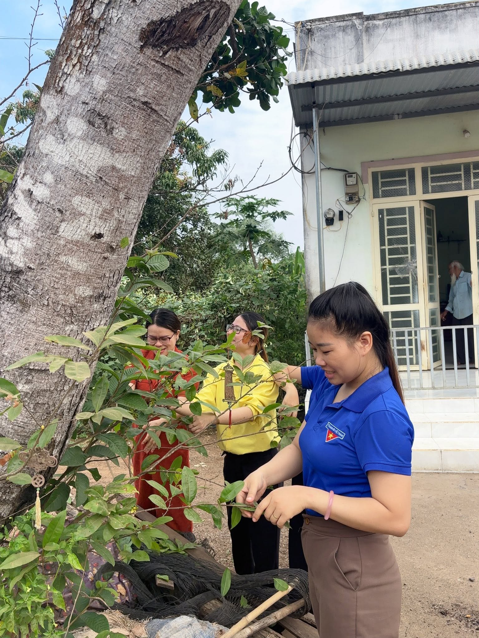 Thăm gia đình chính sách dịp Tết Nguyên đán Bính Ngọ 2026 