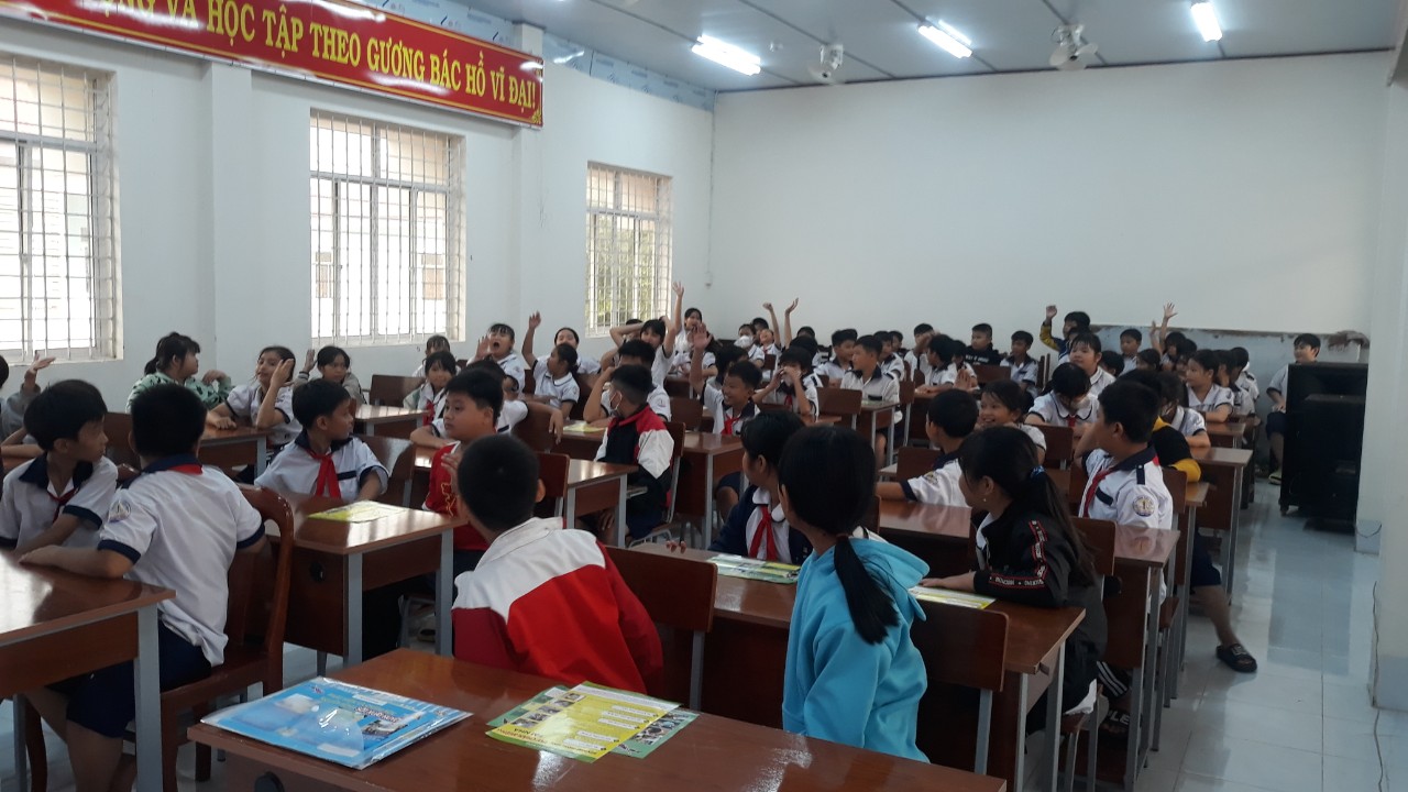Tuyên truyền truyền thống yêu nước cho các em học sinh