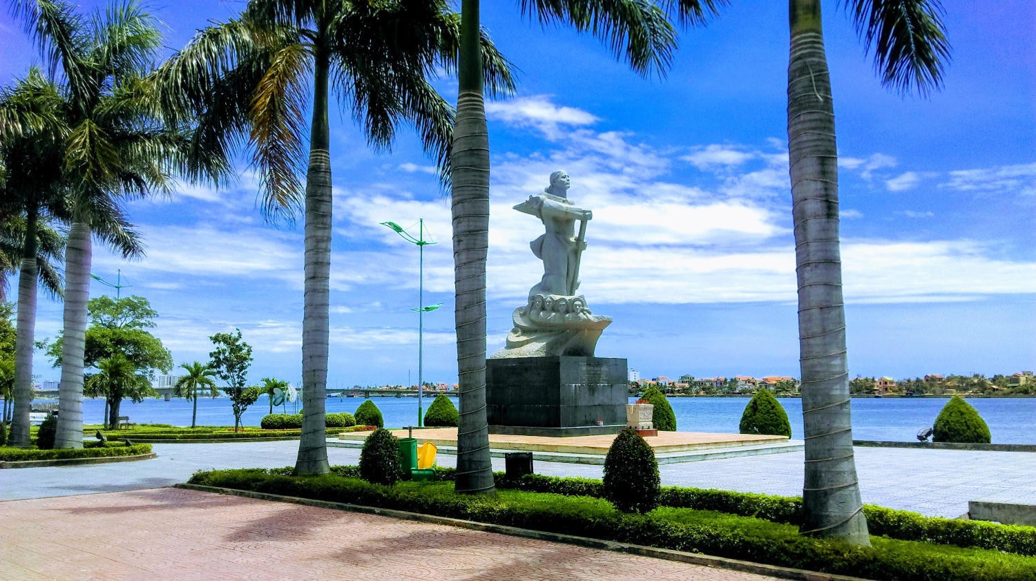 MẸ SUỐT – BÔNG HOA THÉP GIỮA NHỮNG NĂM THÁNG THỜI HOA LỬA