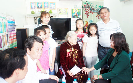 Thăm mẹ Việt Nam Anh Hùng