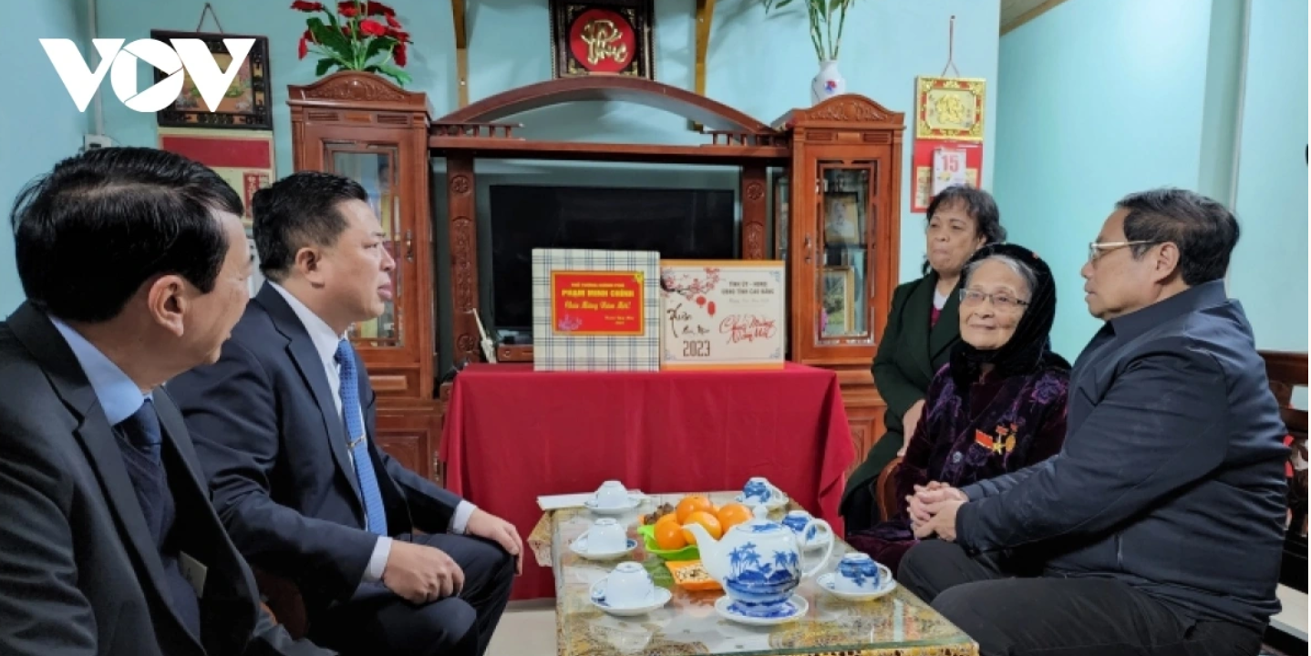 Đoàn trường THPT Tức Tranh - Mẹ Việt Nam Anh hùng Lâm Thị Mèn ( Cao Bằng) 