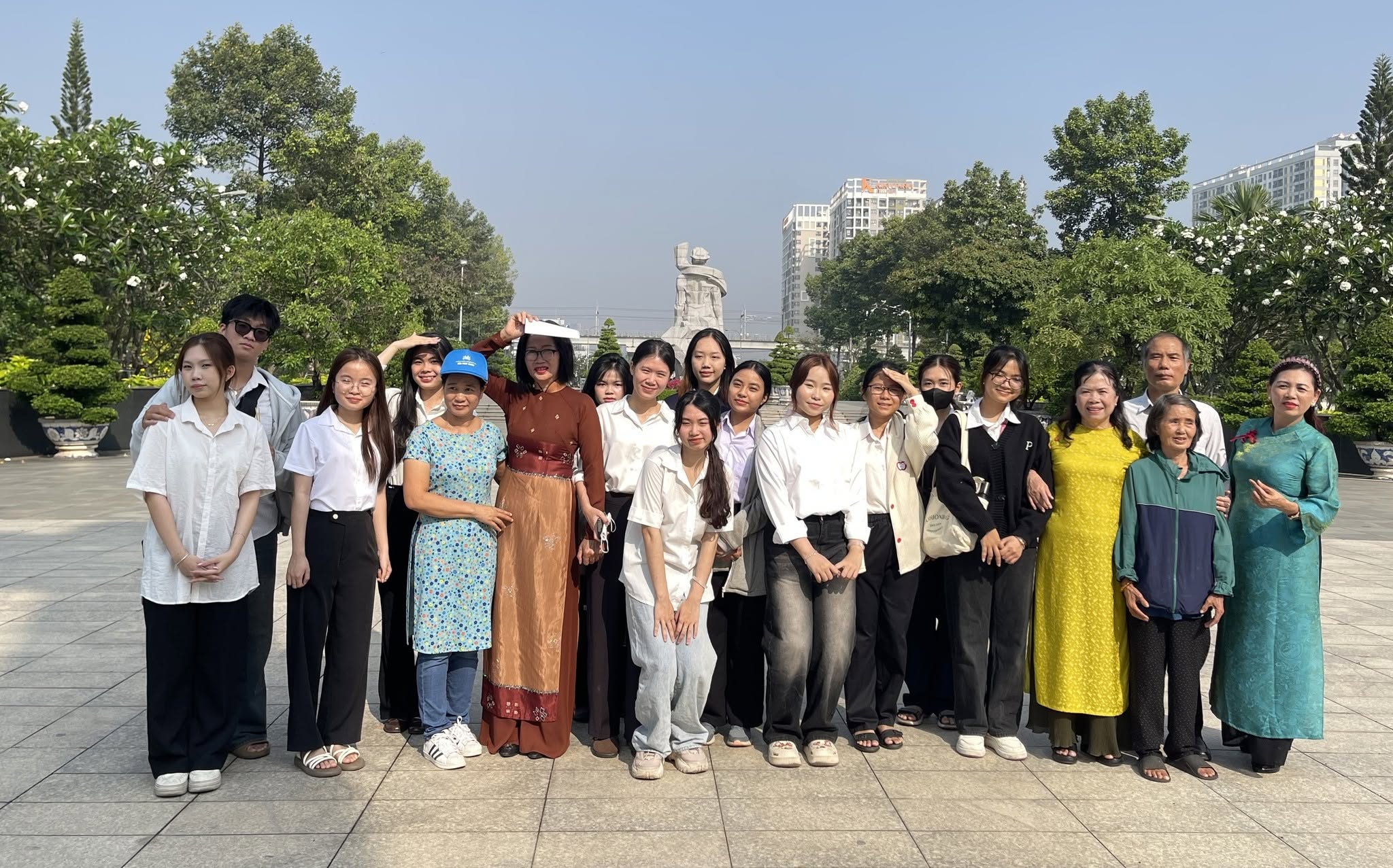 TUỔI TRẺ KINH TẾ - LUẬT TỔ CHỨC HOẠT ĐỘNG TRI ÂN HƯỞNG ỨNG NGÀY ĐOÀN VIÊN LÀM VIỆC TỐT