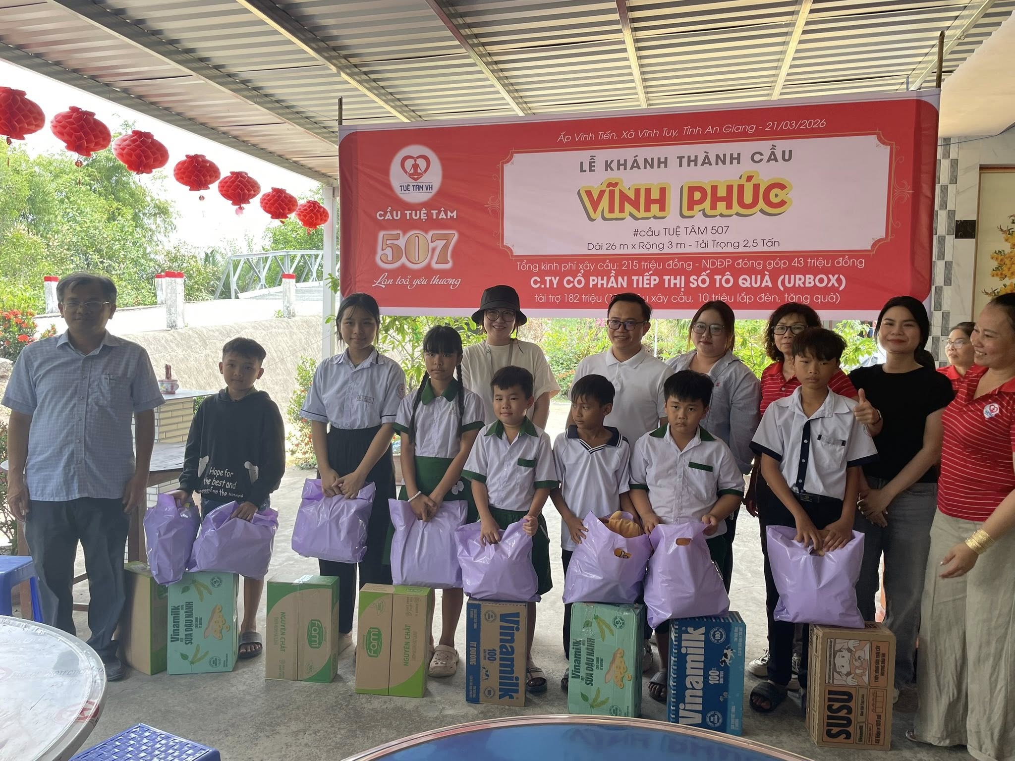 TẶNG QUÀ CHO HỌC SINH KHÓ KHĂN