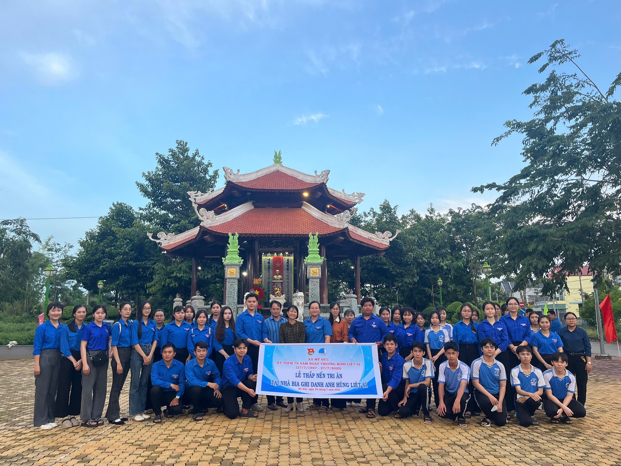 ĐOÀN THANH NIÊN XÃ MỸ ĐỨC TỔ CHỨC LỄ THẮP NẾN TRI ÂN