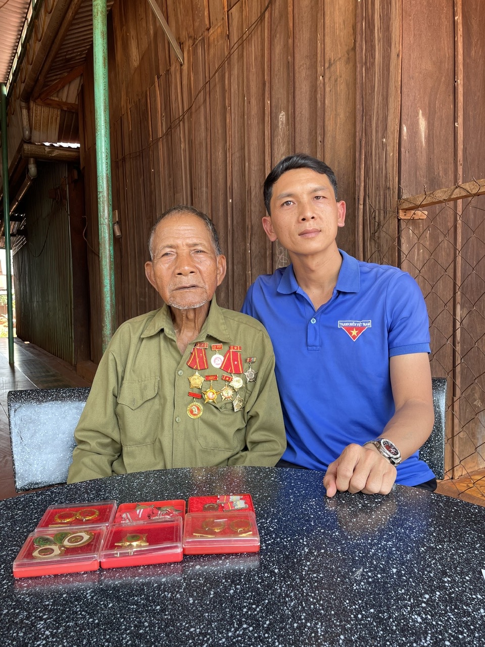 ĐẾN THĂM MỘT CỰU CHIẾN BINH – NHÂN CHỨNG SỐNG CHO “CÂU CHUYỆN MỘT THỜI HOA LỬA”