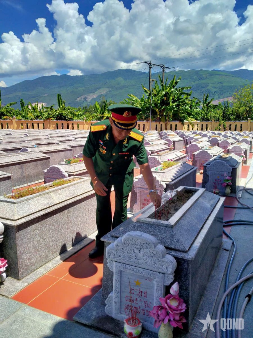 Hai mươi ngày dây buộc giày chưa cởi