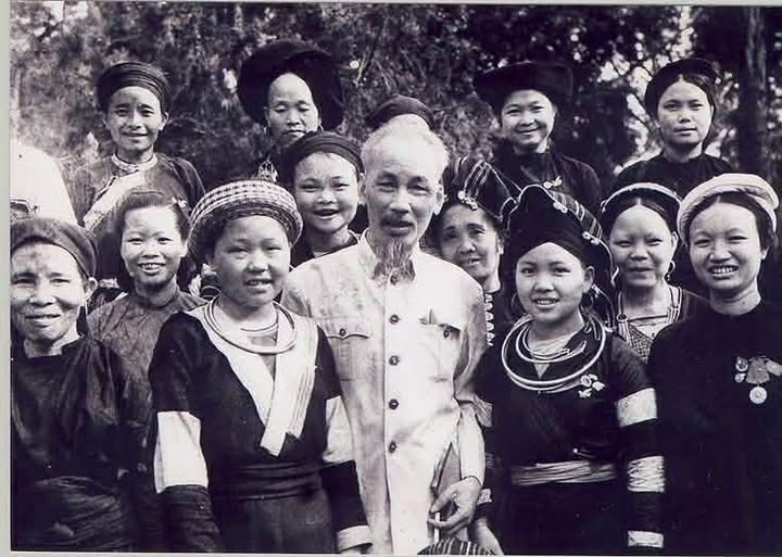Tháng Năm đỏ lửa trời dân tộc