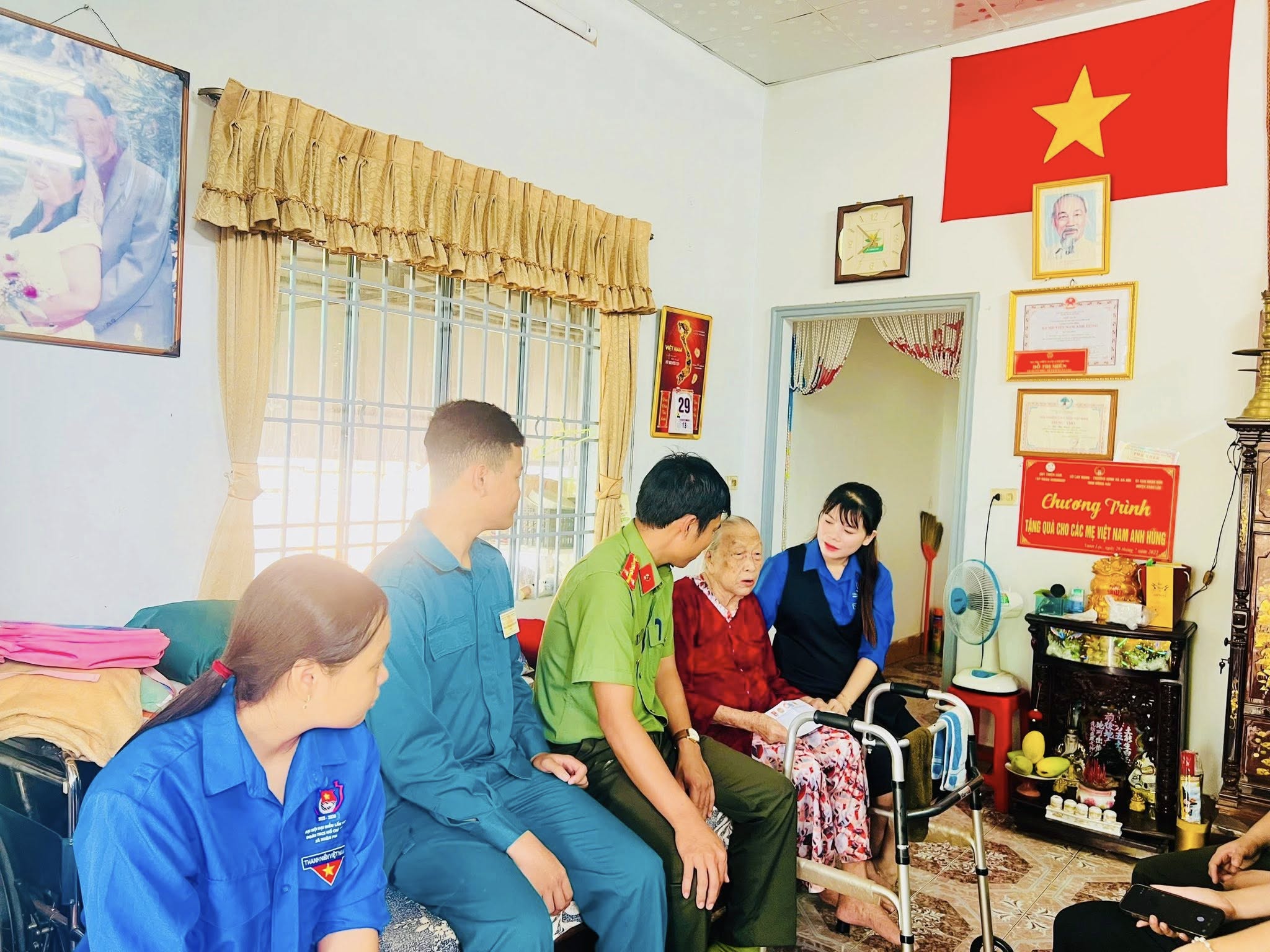 Tuổi trẻ Xuân Phú thăm hỏi, động viên Mẹ Việt Nam Anh hùng nhân dịp kỷ niệm 51 năm Ngày Giải phóng miền Nam, thống nhất đất nước (30/4/1975 – 30/4/2026) (1)