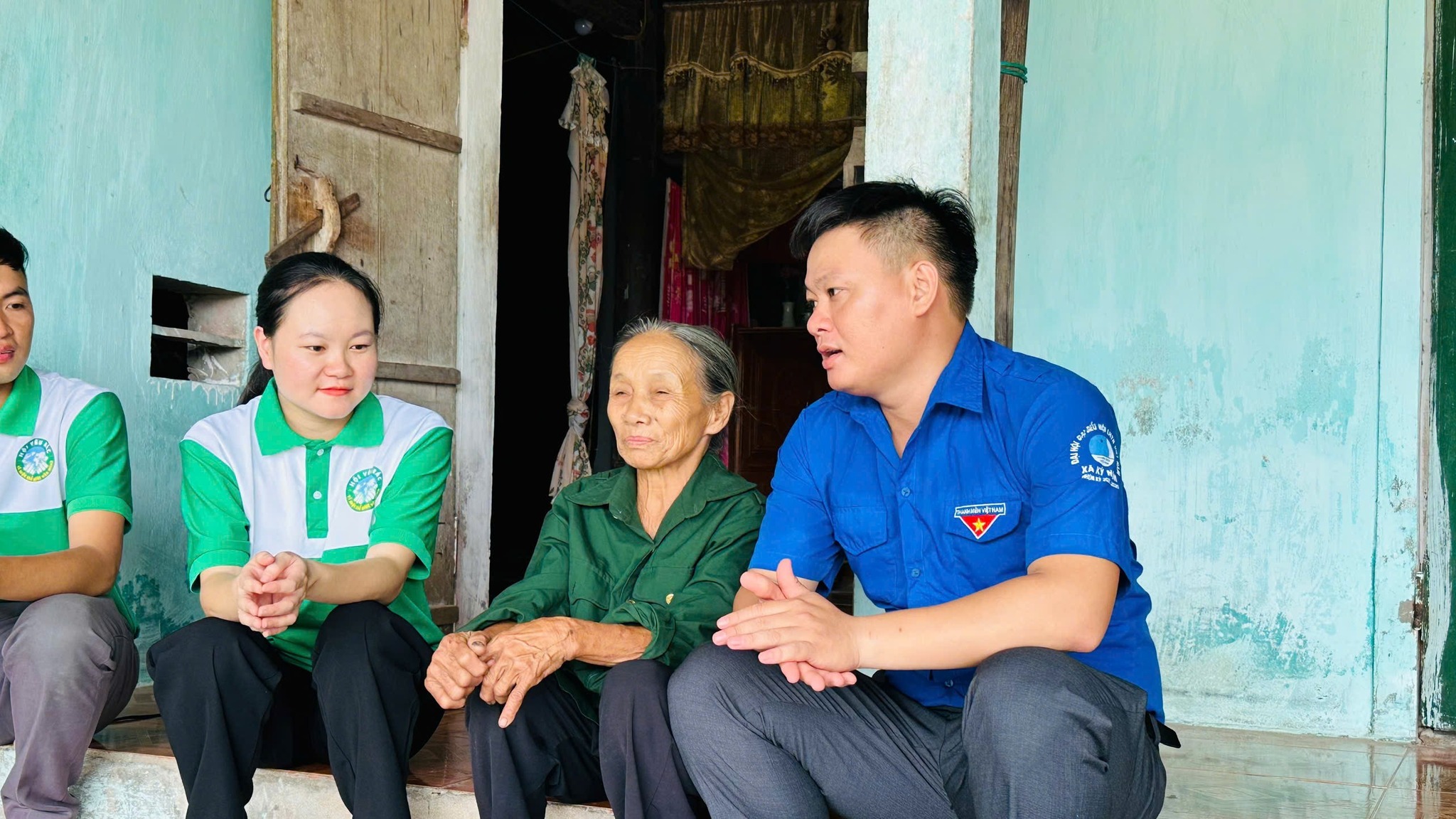 Nữ TNXP xông pha với chiến hào