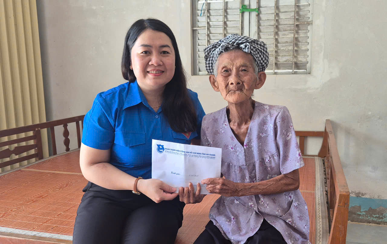 Tỉnh đoàn An Giang tổ chức thăm hỏi cựu Thanh niên xung phong nhân kỷ niệm 78 năm Ngày Thương binh - Liệt sĩ