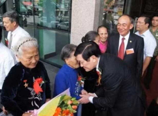 NỮ ANH HÙNG TRONG MỘT LÀNG ANH HÙNG