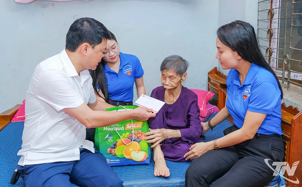 Đoàn trường THPT Tức Tranh - Mẹ Việt Nam Anh hùng Trần Thị Duẩn