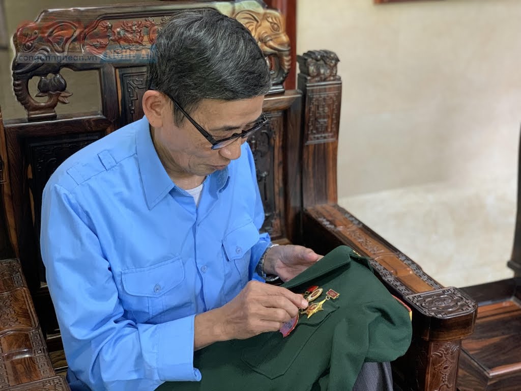 Ông - cháu : 2 thế hệ ôn lại chuyện chiến tranh