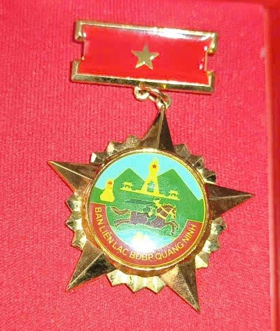Huy hiệu Kỷ niệm chương của cựu chiến binh Nguyễn Đức Tuấn