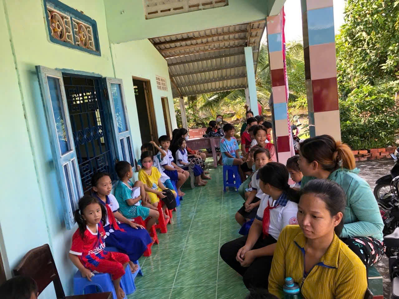 VẬN ĐỘNG TẬP SÁCH CHO HỌC SINH NGHÈO