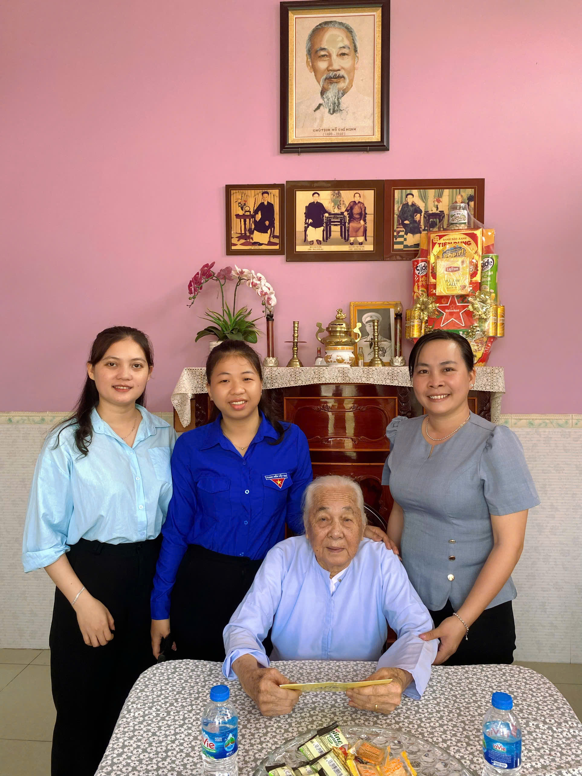 Người mẹ Anh hùng