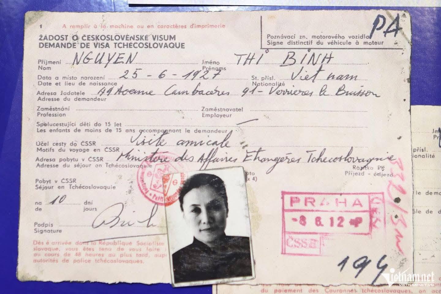 ĐƠN XIN VISA VÀ TÀ ÁO DÀI TUYỆT ĐẸP CỦA BÀ NGUYỄN THỊ BÌNH
