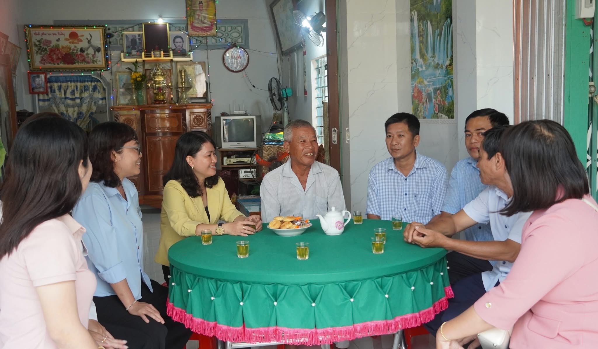 Thăm hỏi gia đình người có công Cách mạng