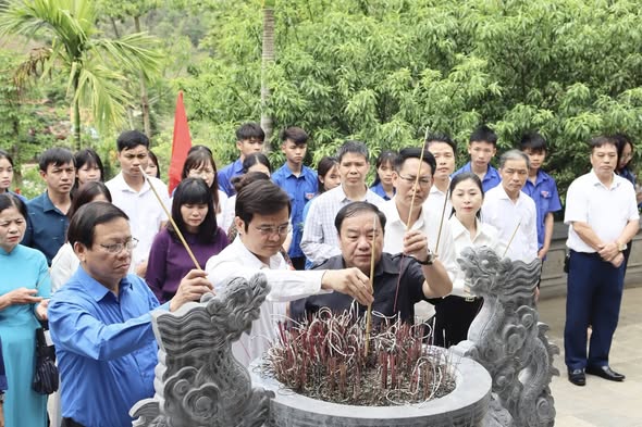 BÍ THƯ THỨ BÍ THƯ NHẤT T.Ư ĐOÀN DÂNG HƯƠNG NGÀY GIỖ CHUNG TƯỞNG NHỚ CÁC ANH HÙNG LIỆT SĨ, THANH NIÊN XUNG PHONG TẠI NGÃ BA CÒ NÒI 