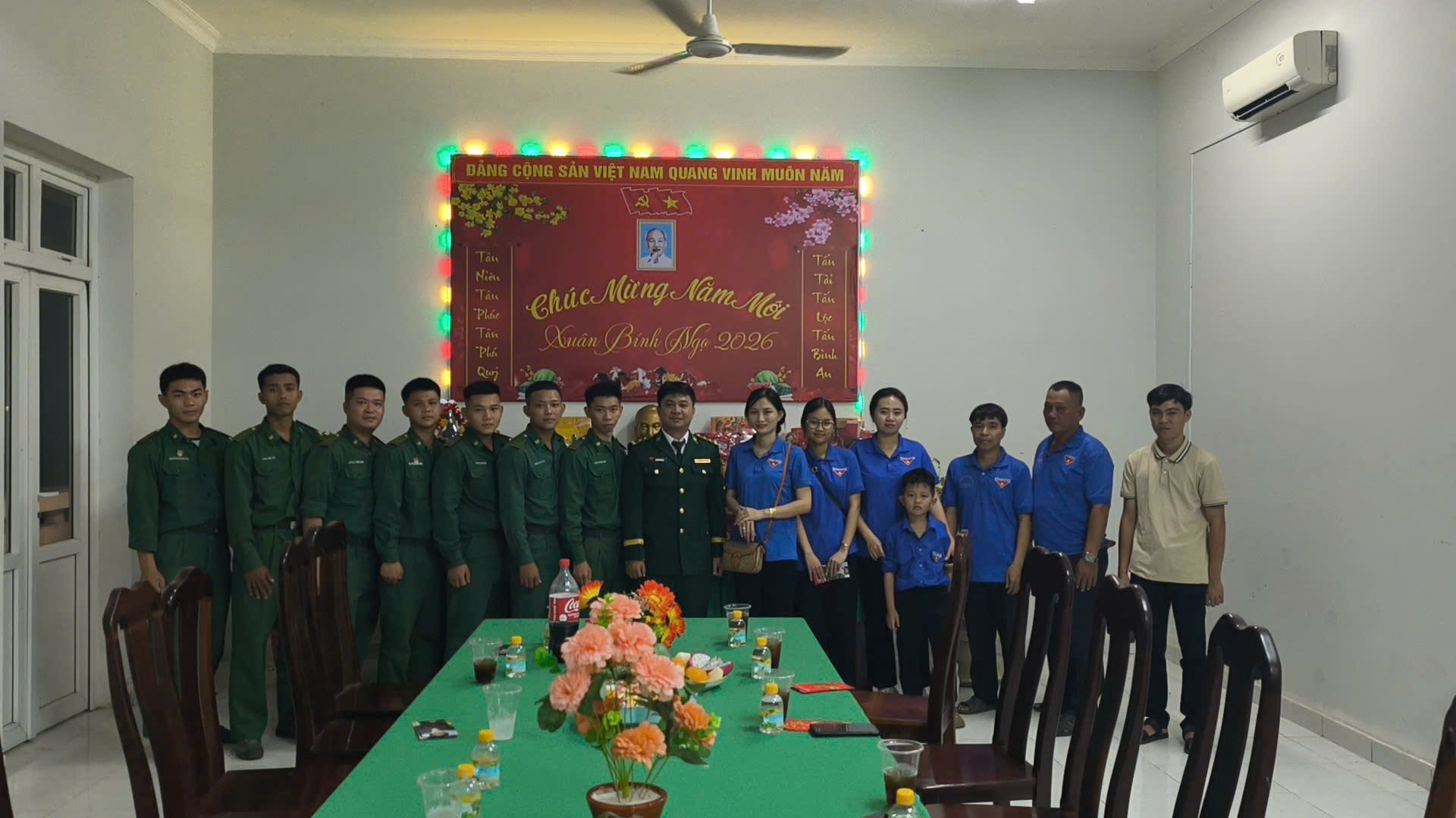 Nhân dịp Tết cổ truyền của dân tộc, Xã đoàn Nhơn Hội đã đến thăm, chúc Tết cán bộ, chiến sĩ Đồn Biên phòng Nhơn Hội.