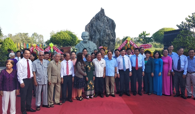 Tượng Mẹ Việt Nam anh hùng Nguyễn Thị Ngọt khắc họa chân dung tiêu biểu Mẹ Việt Nam anh hùng tỉnh Vĩnh Long. 