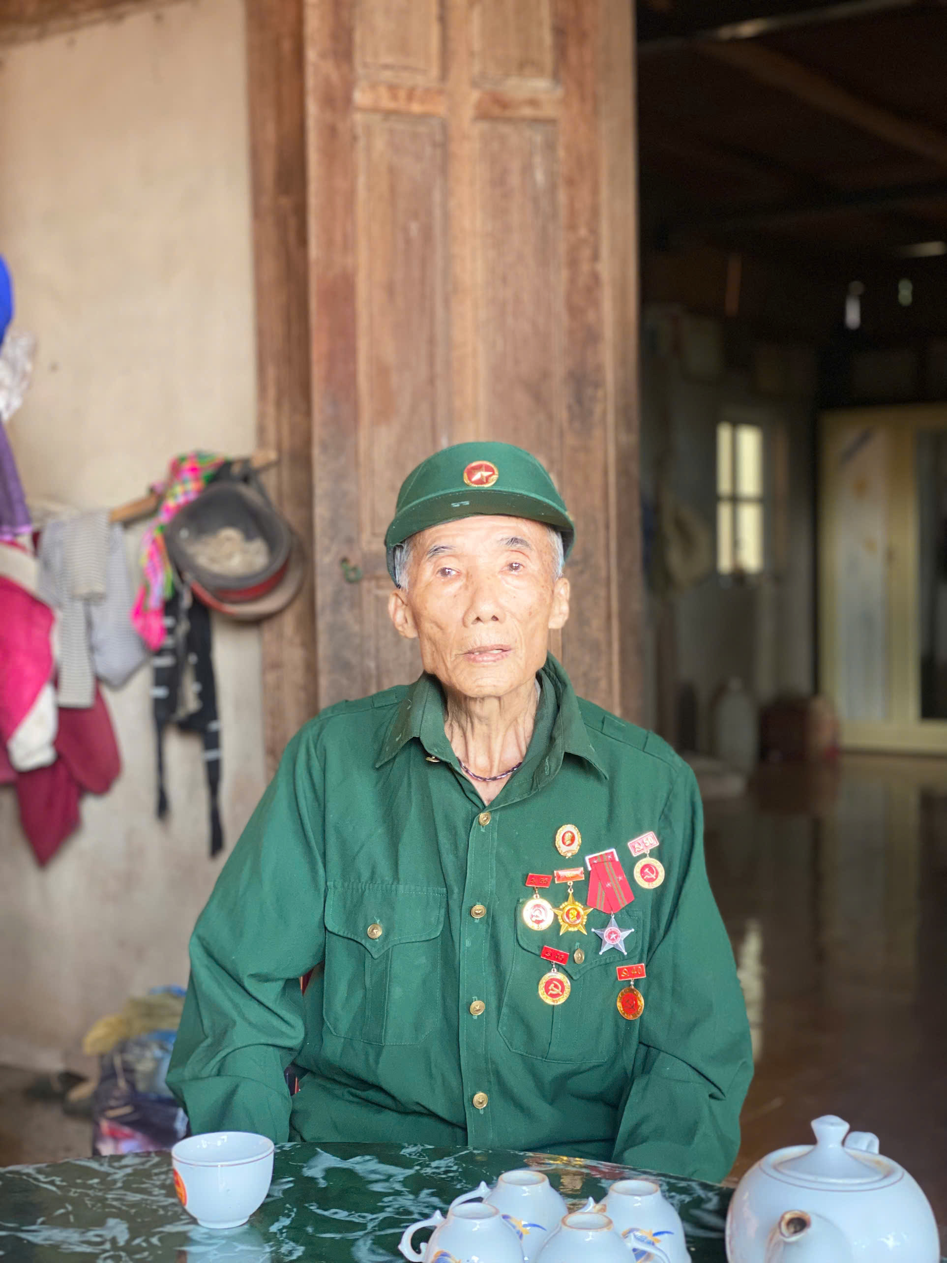  ÁNH ĐÈN BÊN CHIẾN TRẬN –