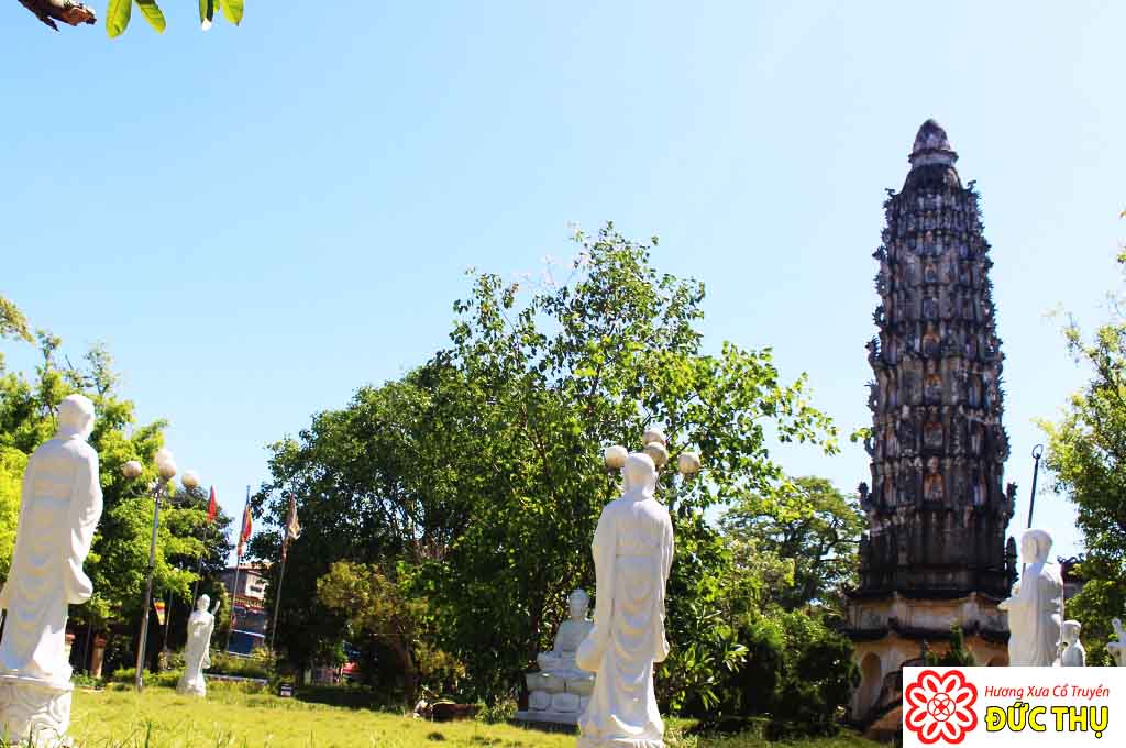 Cởi áo cà sa khoác chiến bào