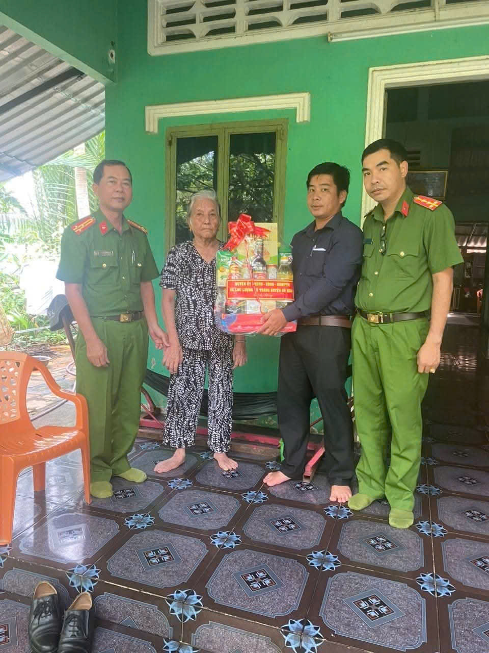 THĂM VÀ TẶNG QUÀ CÁC GIA ĐÌNH CHÍNH SÁCH NHÂN KỶ NIỆM 76 NĂM NGÀY THƯƠNG BINH, LIỆT SĨ (27/7/1947-27/7/2023).