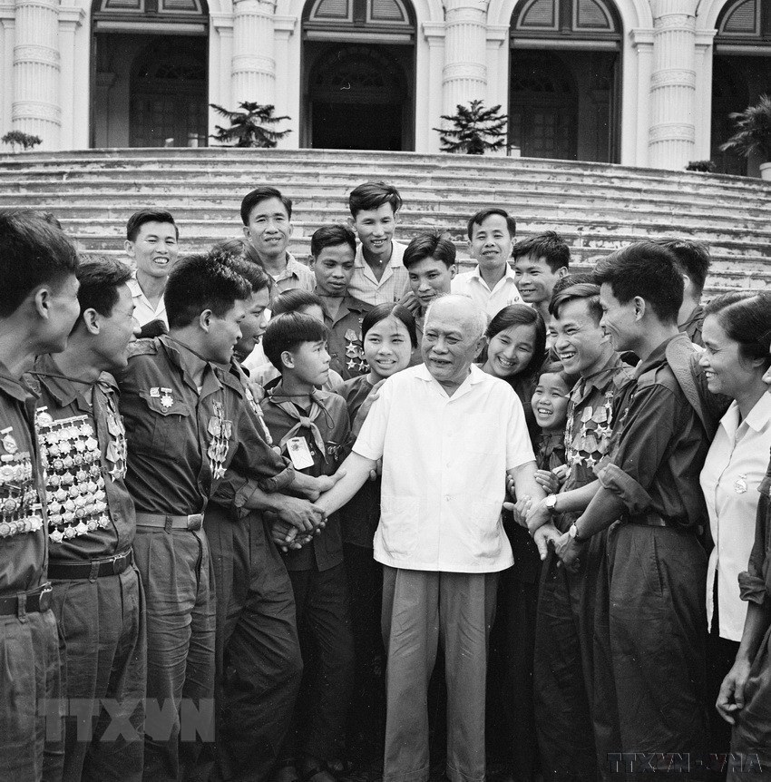 BÁC TÔN: NGỌN LỬA KHÔNG BAO GIỜ TẮT