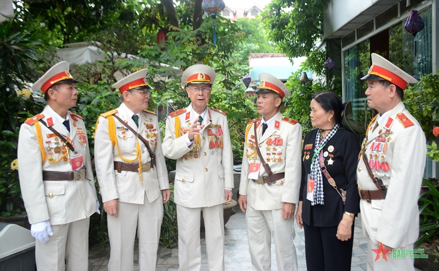 Ánh Sáng Trong Mưa Bom