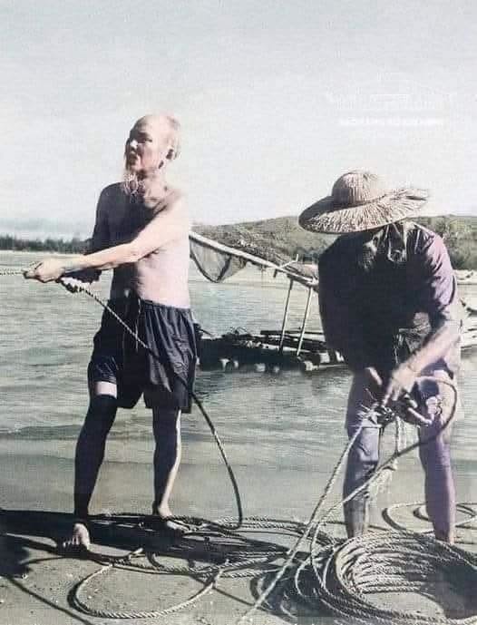 CHỦ TỊCH HỒ CHÍ MINH! NGƯỜI VĨ ĐẠI TỪ NHỮNG ĐIỀU GIẢN DỊ