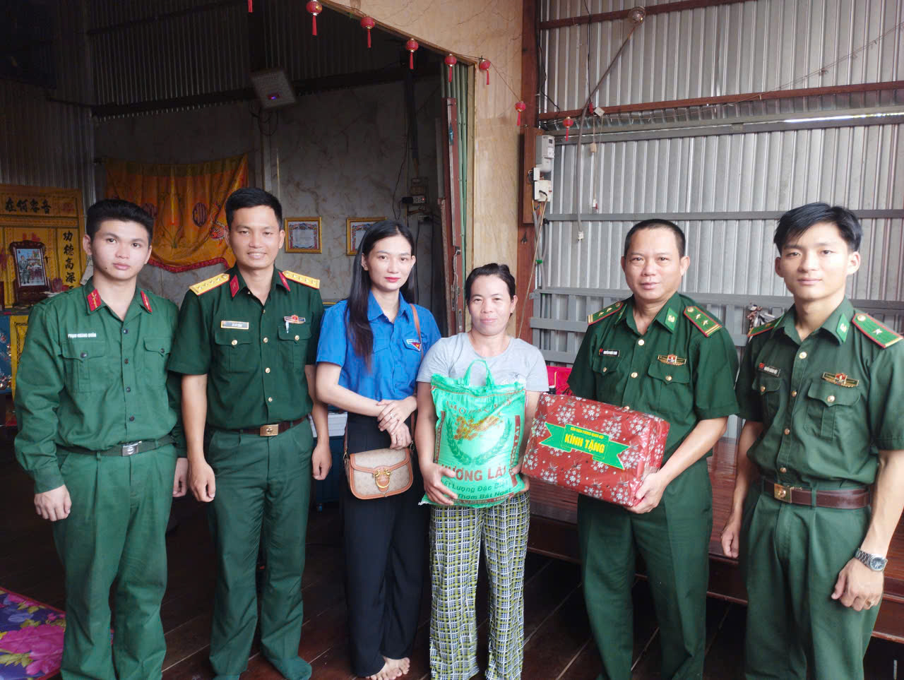 Xã đoàn tặng quà cho gia đình chính sách Nhân dịp kỷ niệm 51 năm Ngày Giải phóng miền Nam, thống nhất đất nước (30/4/1975 – 30/4/2026) và Ngày Quốc tế Lao động (01/5)