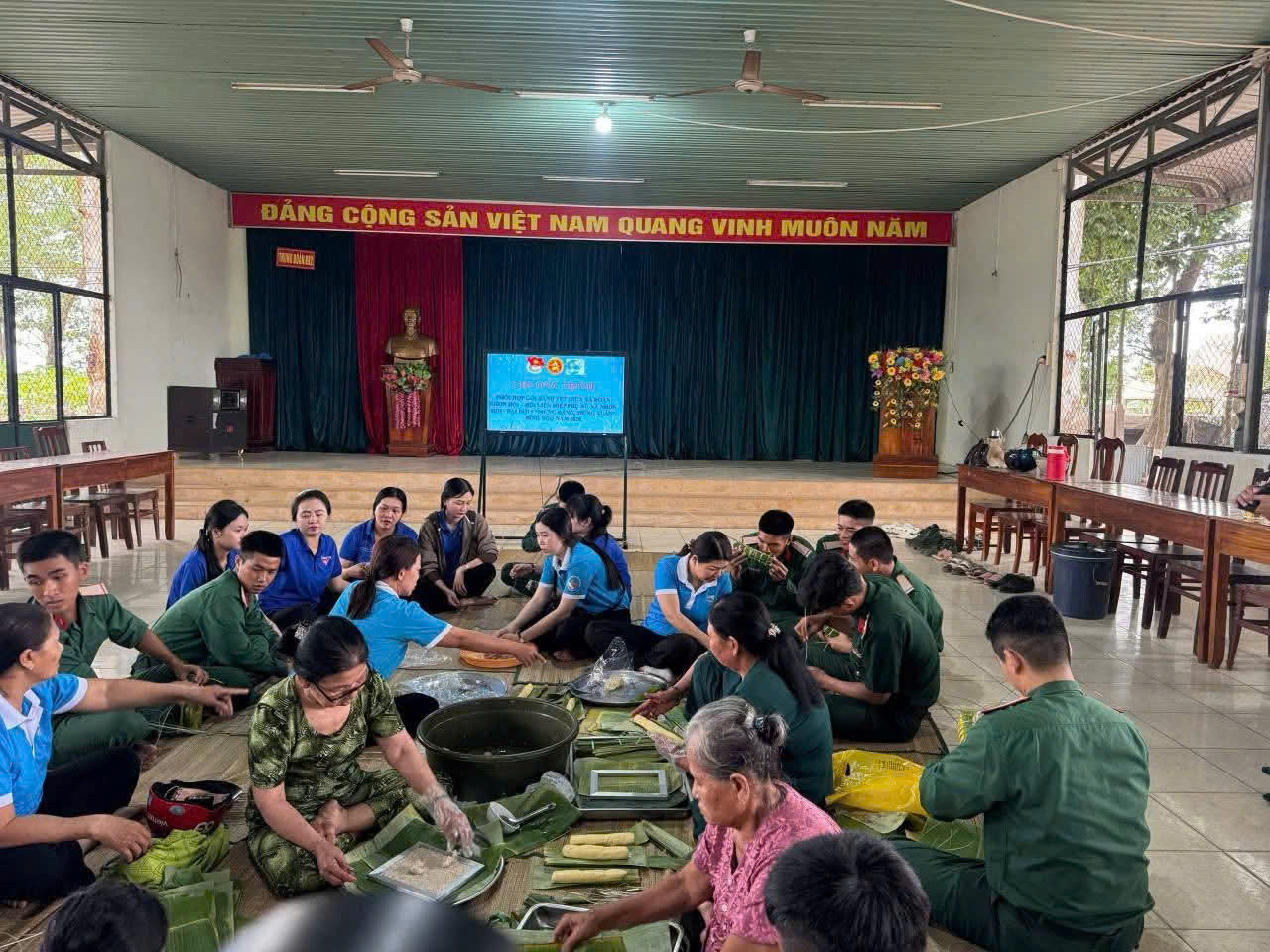 Nhân dịp mừng Đảng – mừng Xuân Bính Ngọ năm 2026, Xã đoàn Nhơn Hội phối hợp Chi đoàn Đại đội 5 và Hội Liên hiệp Phụ nữ xã  tổ chức hoạt động gói bánh tét đầy ý nghĩa, tạo không khí vui tươi, ấm áp trước thềm năm mới.