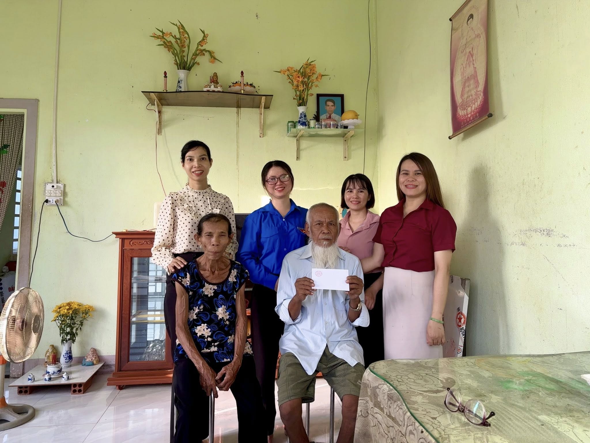 CHI BỘ TRƯỜNG MẦM NON BÌNH HÒA THĂM HỎI GIA ĐÌNH NGƯỜI CÓ CÔNG VỚI CÁCH MẠNG 