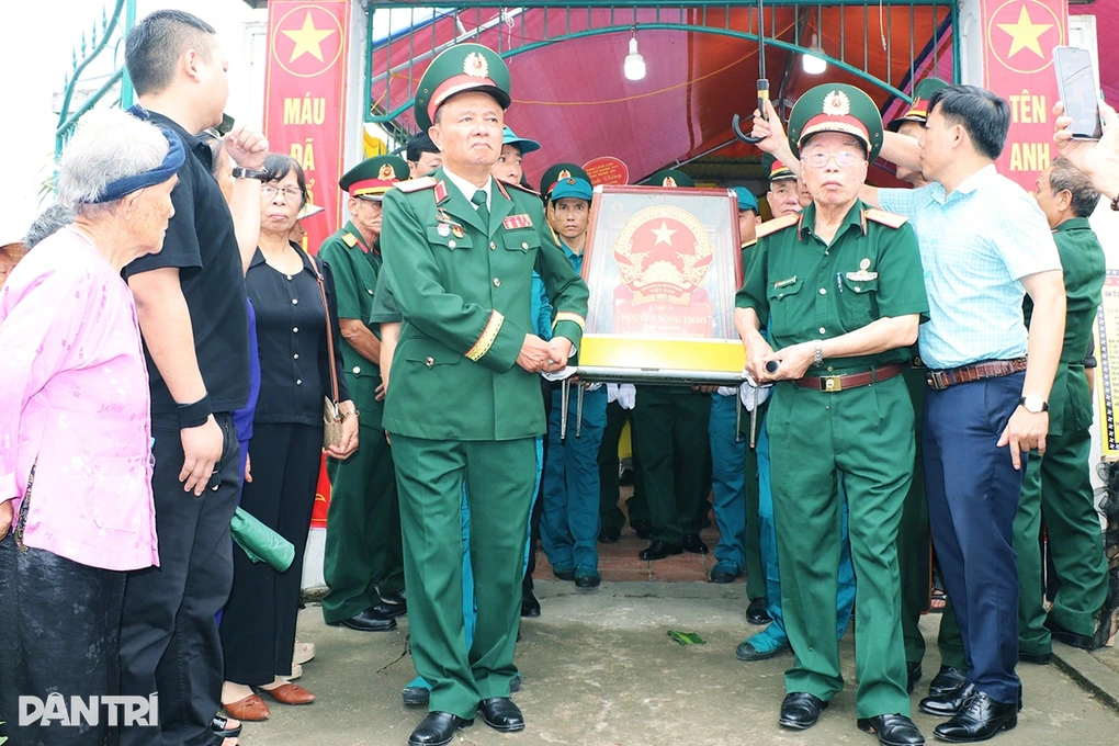 Con trai “Hùm Xám” nghẹn ngào trong lễ truy điệu bố liệt sỹ