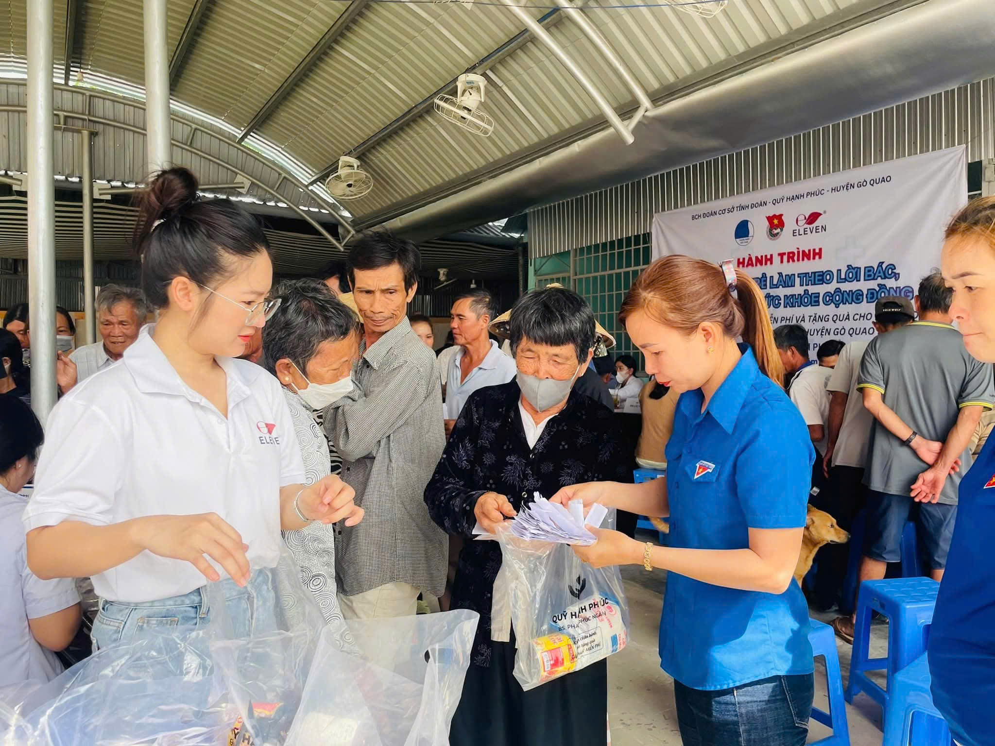 TỔ CHỨC THĂM KHÁM, TƯ VẤN CẤP PHÁT THUỐC MIỄN PHÍ VÀ TẶNG QUÀ NHU YẾU PHẨM,
