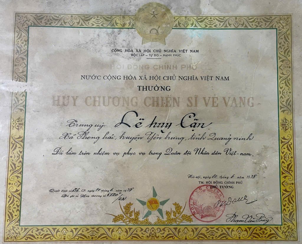 Huy chương chiến sĩ vẻ vang của trung úy Lê Huy Cận