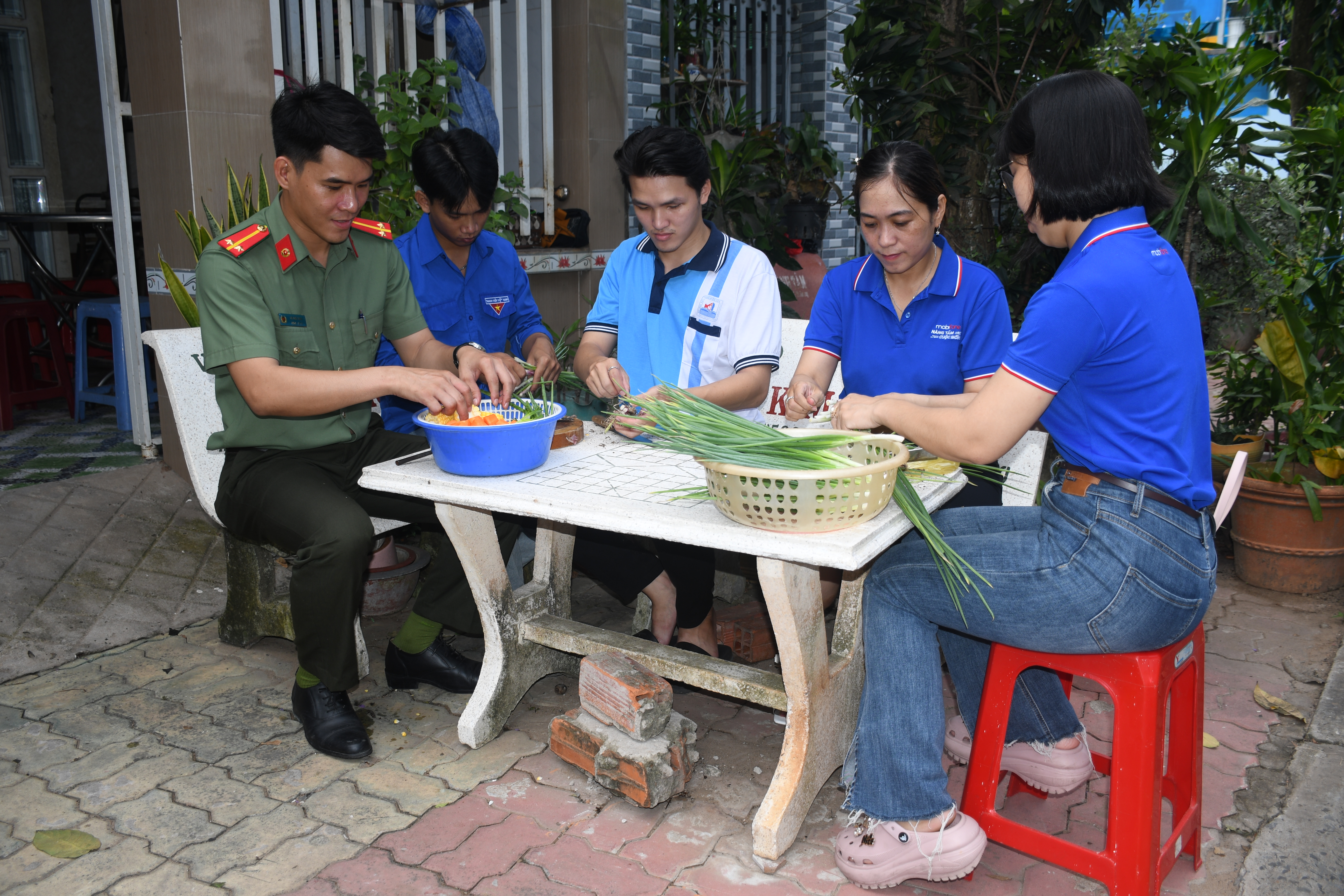 ẤM ÁP BỮA CƠM CÙNG MẸ VIỆT NAM ANH HÙNG – MAI THỊ ĐÉM