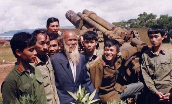 Anh hùng Núp và những ngày giữ làng Stơr
