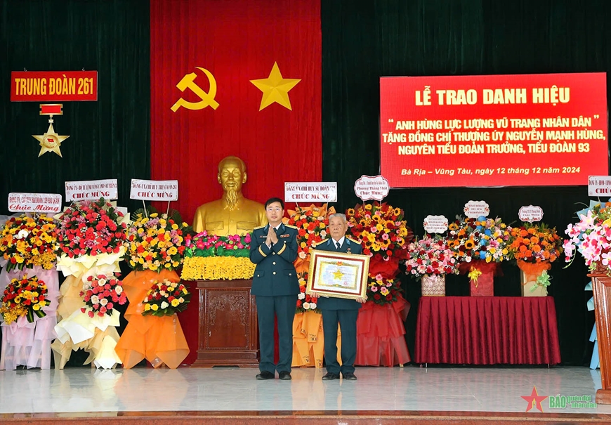 Trao danh hiệu Anh hùng Lực lượng vũ trang nhân dân tặng Thượng úy Nguyễn Mạnh Hùng