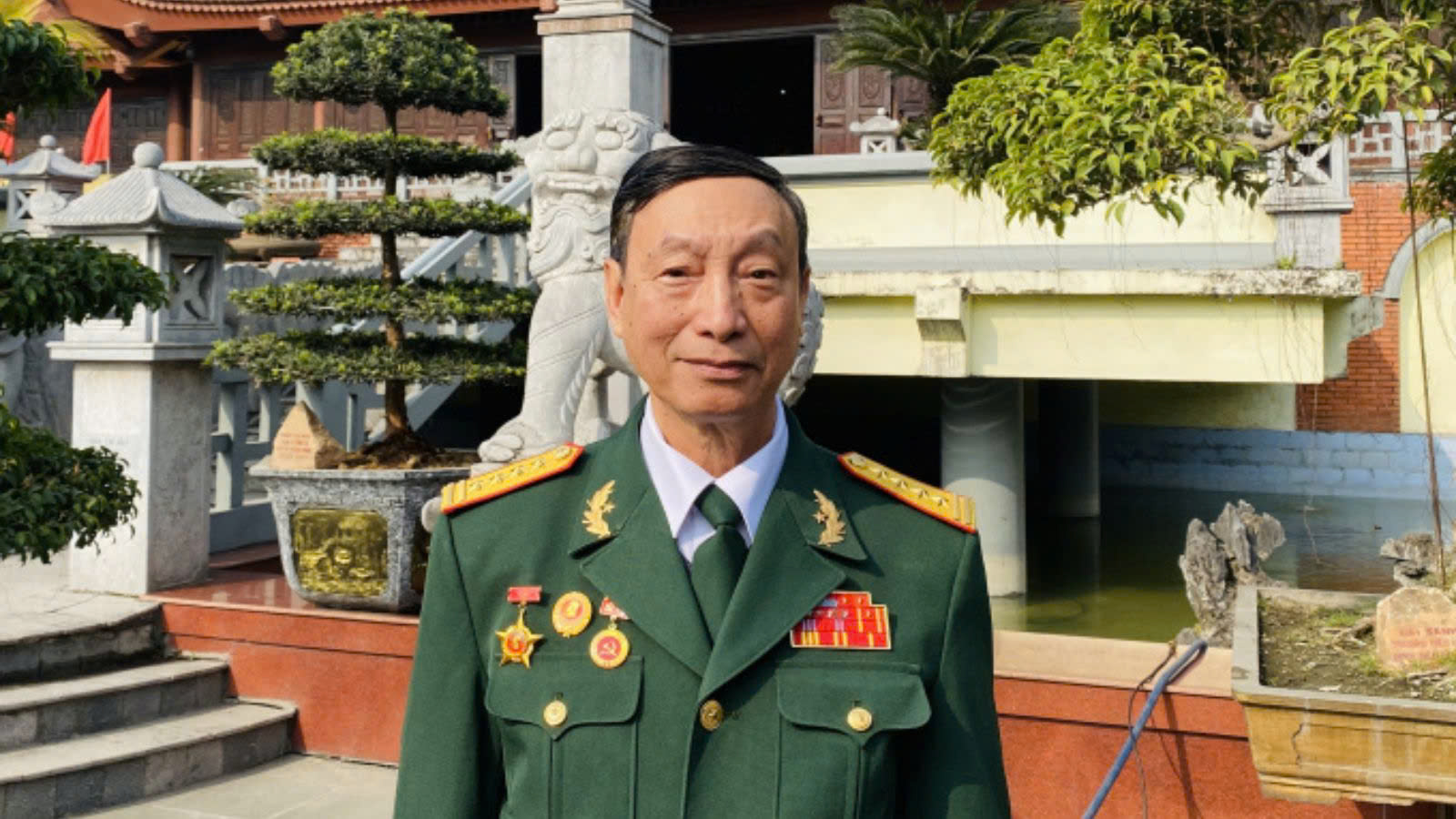 Chiếc Áo Rách Vá Vai