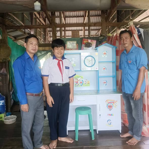 TIẾP SỨC ĐẾN TRƯỜNG CHO HỌC SINH KHÓ KHĂN