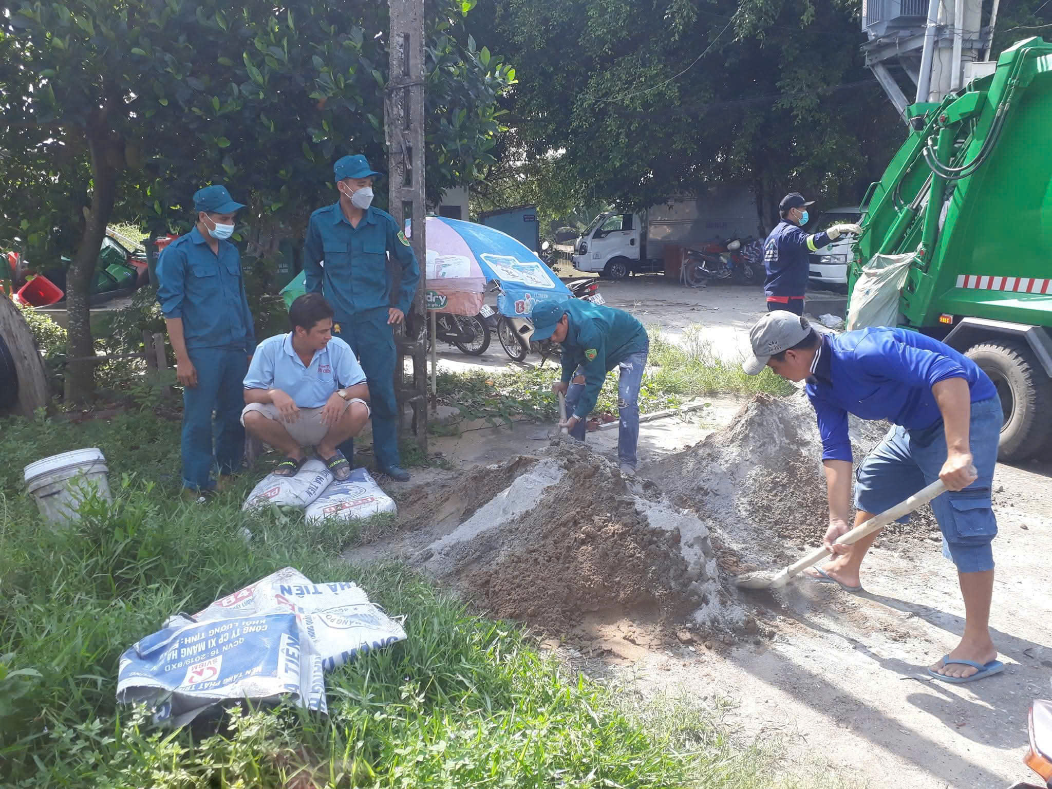 LỰC LƯỢNG TÌNH NGUYỆN XÃ VĨNH TUY, THỰC HIỆN SỬA CHỮA CẦU CHỢ CHO BÀ CON THUẬN TIỆN ĐI LẠI NHỮNG NGÀY MƯA GIÓ