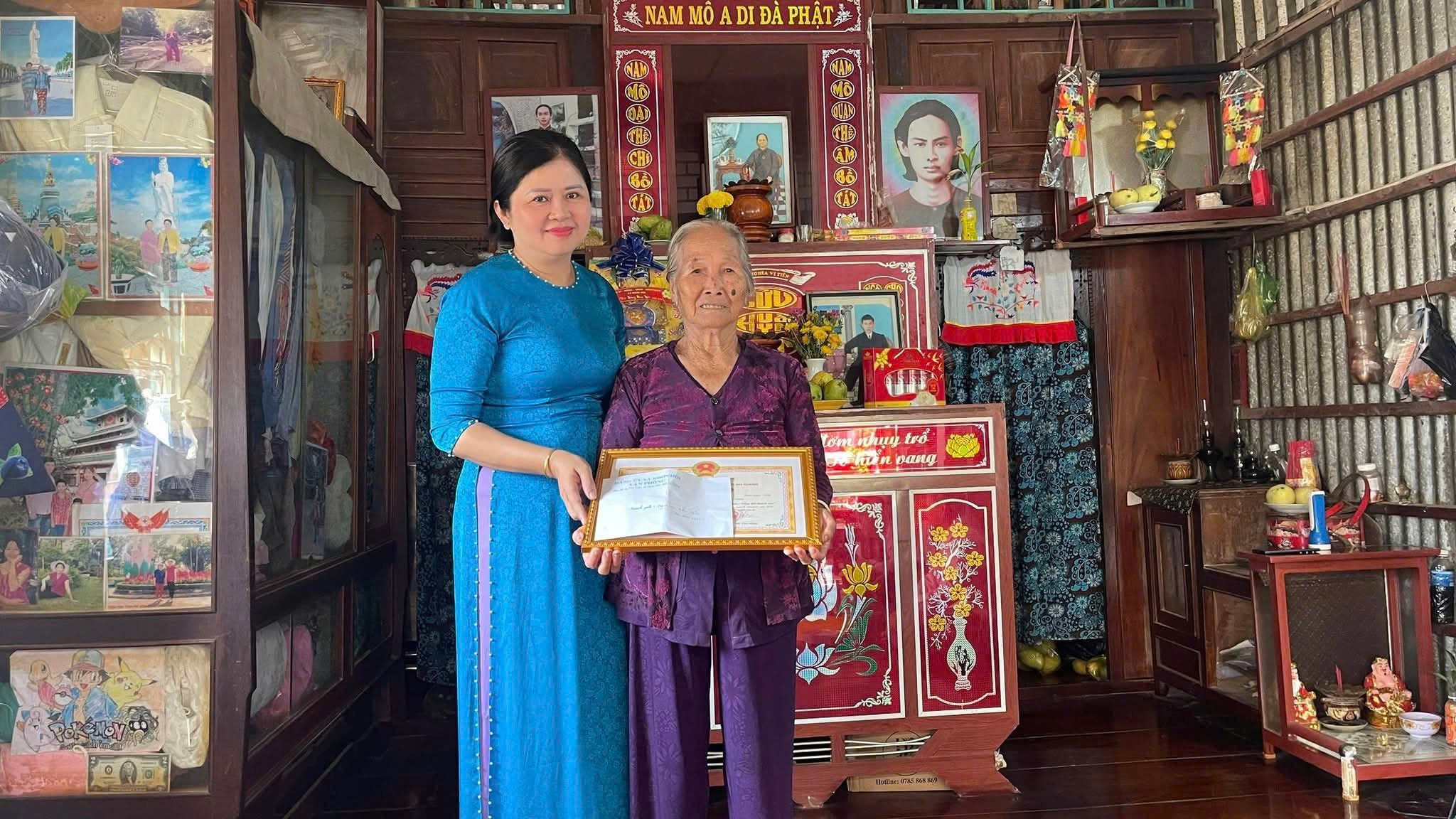LÃNH ĐẠO UBND XÃ THĂM CHÚC TẾT VÀ MỪNG THỌ HỘ GIA ĐÌNH CHÍNH SÁCH