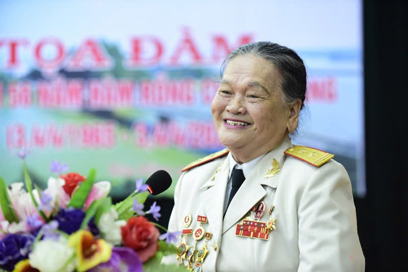 Anh hùng Ngô Thị Tuyển chia sẻ ký ức về một thời đạn bom