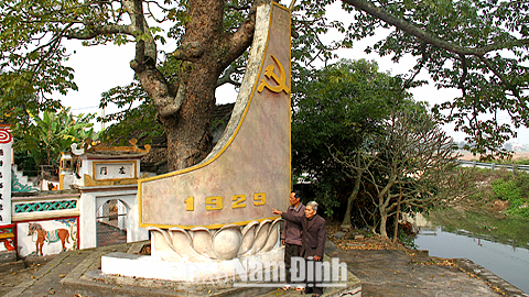 Treo cờ tại cây gạo cầu Cao