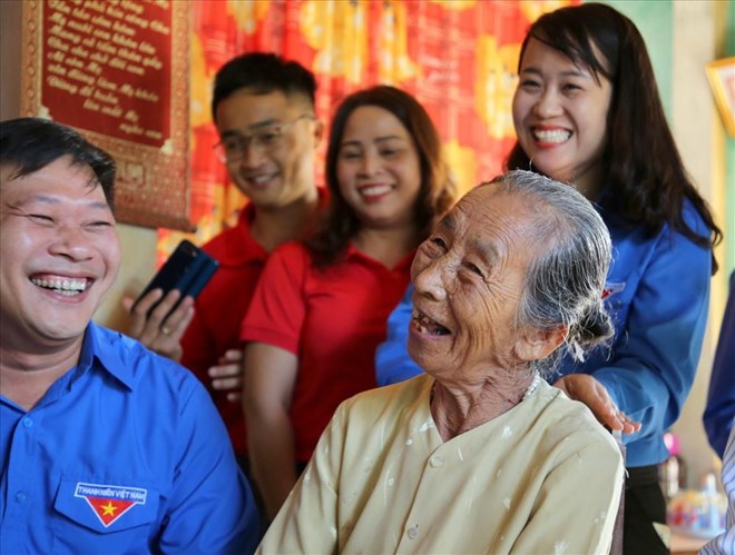 Bữa cơm tất niên ở nhà mẹ Việt Nam Anh hùng