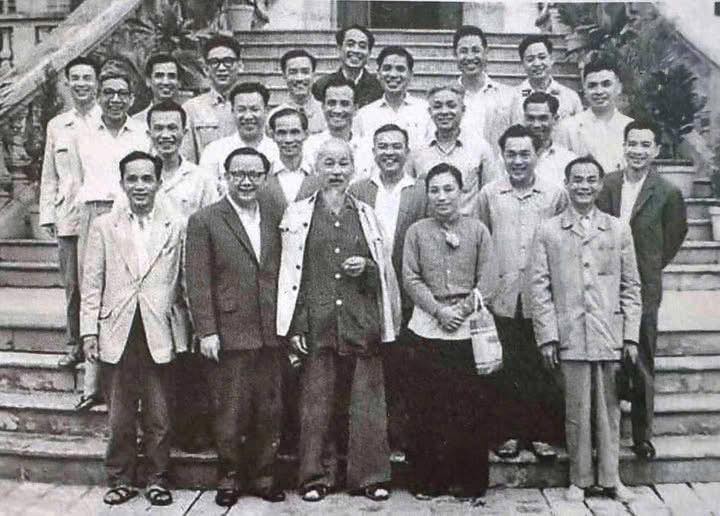  Chủ tịch Hồ Chí Minh và đoàn cán bộ ngoại giao Mặt trận Dân tộc Giải phóng miền Nam Việt Nam do Nguyễn Thị Bình dẫn đầu, tháng 3/1966, tại sảnh trước Phủ Chủ tịch