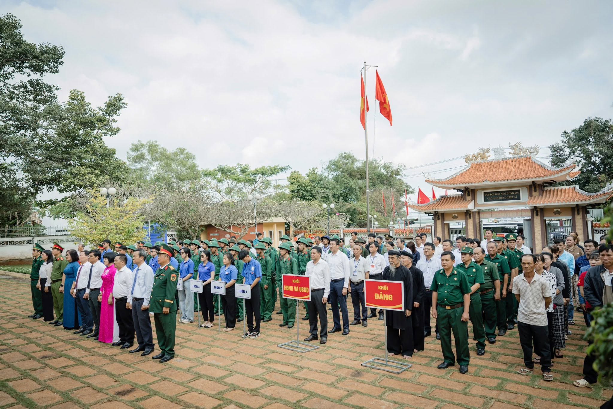 Thanh niên Long Sơn viếng Đền thờ Liệt sĩ xã.