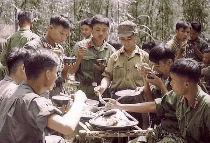 Một bữa ăn vào năm 1968, các anh ăn xong là lên đường ra trận.
